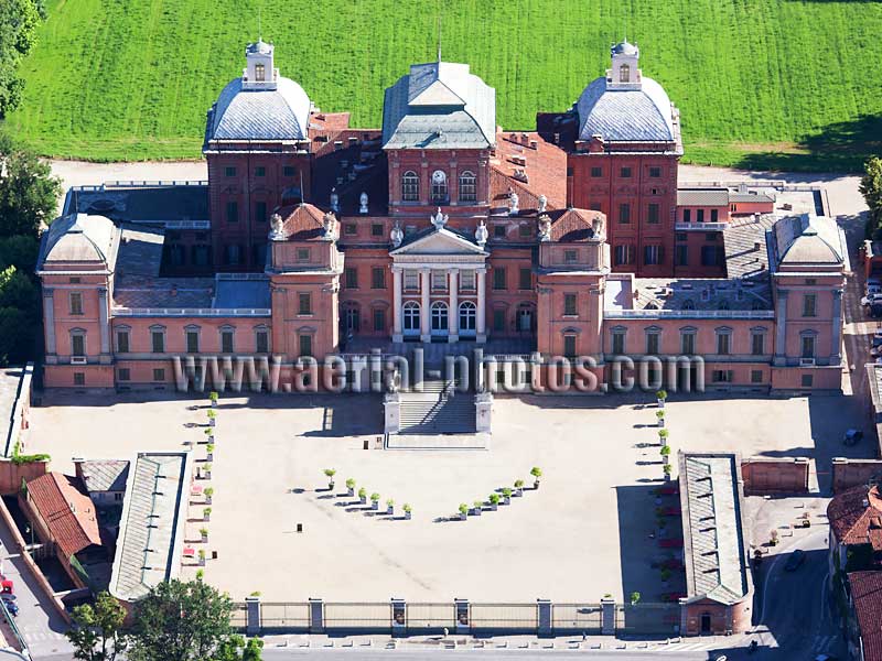 Aerial view, Racconigi Castle, Residences of the Royal House of Savoy, Piedmont, Italy. VEDUTA AEREA foto, Castello.