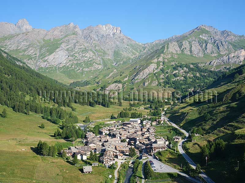 Aerial view of Guion near Bardonecchia, Piedmont, Italy. VEDUTA AEREA foto.