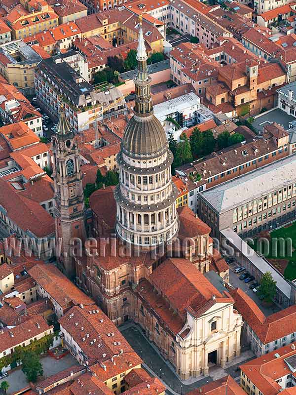 AERIAL VIEW photo of a cathedral, Novara, Piedmont, Italy. VEDUTA AEREA foto, basilica di San Gaudenzio, Piemonte, Italia.