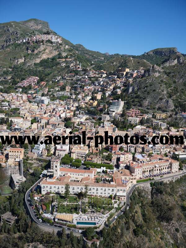 AERIAL VIEW of the hilltop town of Taormina, Sicily, Italy. VEDUTA AEREA foto, Sicilia, Italia.