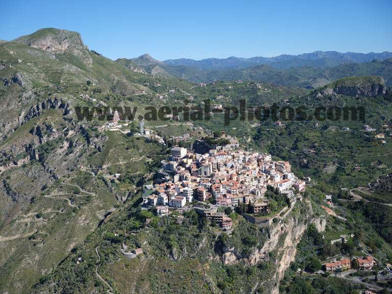 AERIAL VIEW of the hilltop village of Castelmola, Sicily, Italy. VEDUTA AEREA foto, Sicilia, Italia.