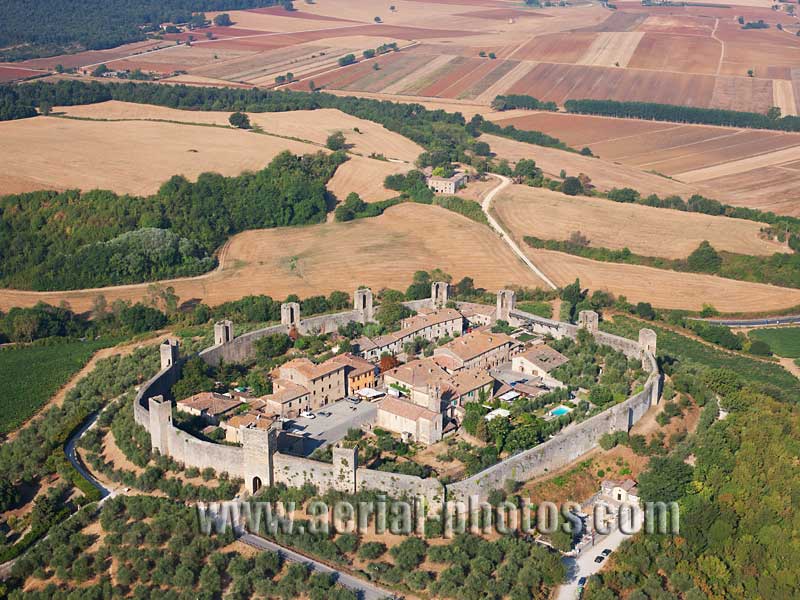 Aerial view, hilltop town of Monteriggioni, Tuscany, Italy. VEDUTA AEREA foto, Toscana, Italia.