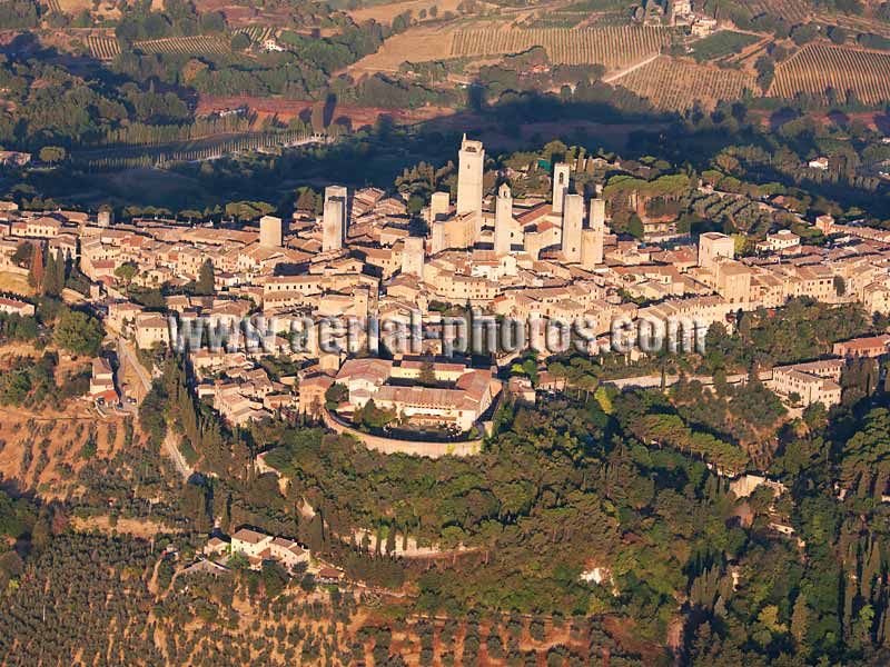 Aerial view, medieval hilltop town, San Gimignano, Tuscany, Italy. VEDUTA AEREA foto, Toscana, Italia.