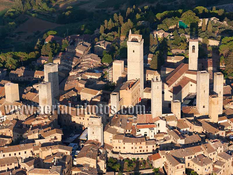 Aerial view, tower-house, Unesco World Heritage Site, San Gimignano, Tuscany, Italy. VEDUTA AEREA foto, Toscana, Italia.
