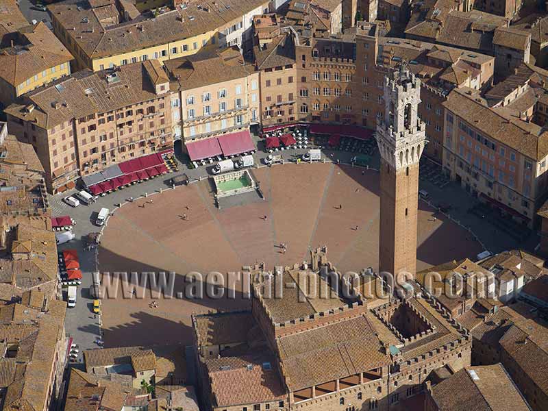 AERIAL VIEW of Torre del Mangia, Piazza del Campo, Siena, Tuscany, Italy. VEDUTA AEREA foto, Toscana, Italia.