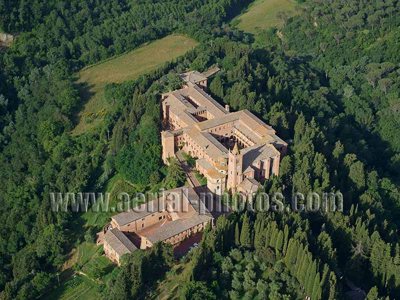 AERIAL VIEW of an abbey, Tuscany, Italy. VEDUTA AEREA foto, Abbazia di Monte Oliveto Maggiore, Toscana, Italia.
