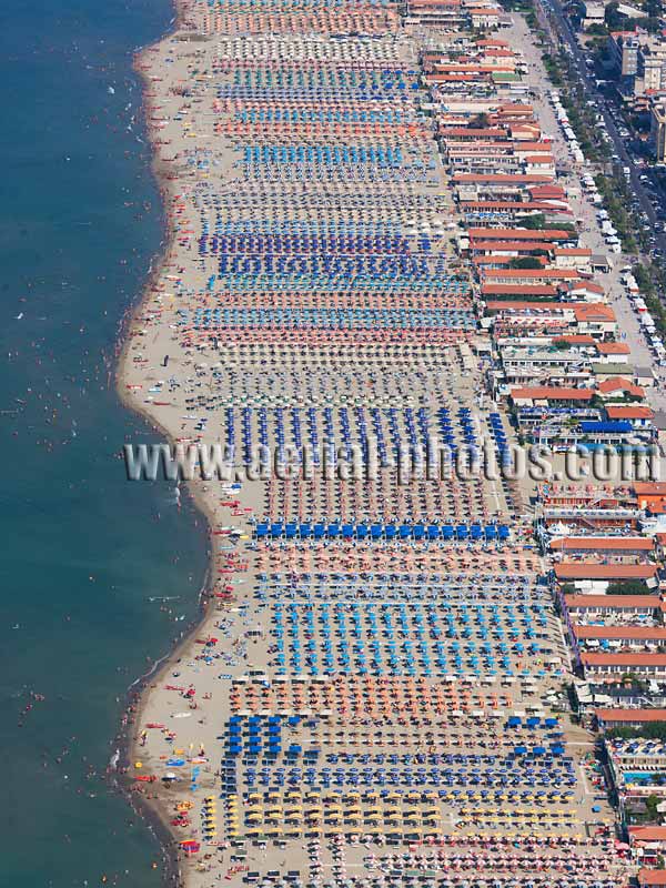 AERIAL VIEW photo of a beach, Viareggio, Tuscany, Italy. VEDUTA AEREA foto, spiaggia, Toscana, Italia.