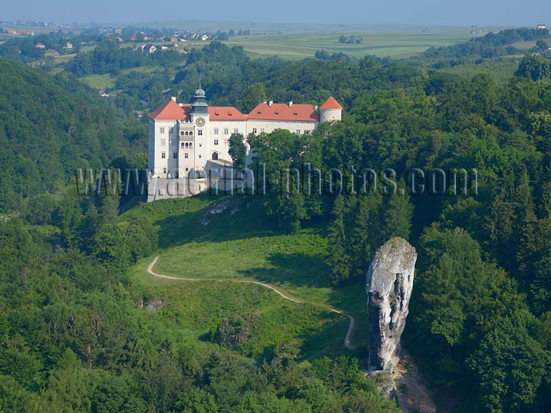 Aerial view, Pieskowa skala Castle, Poland. FOTOGRAFIA LOTNICZA Zamek w Pieskowej Skale, Polska.