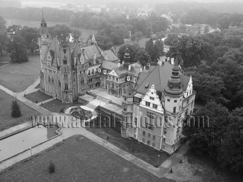 Aerial view, Moszna Castle, Poland. FOTOGRAFIA LOTNICZA Pałac w Mosznej, Polska.