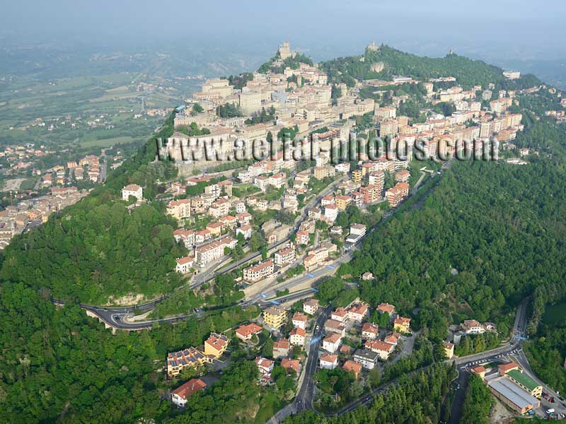 AERIAL VIEW photo of the Old Town, Republic of San Marino. VEDUTA AEREA foto, città vecchia, Repubblica di San Marino.