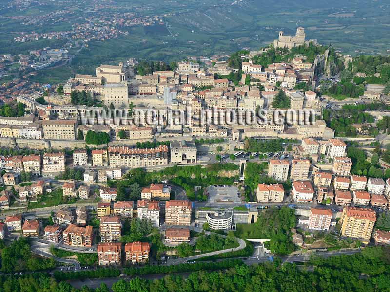 AERIAL VIEW photo of the Old Town, Republic of San Marino. VEDUTA AEREA foto, città vecchia, Repubblica di San Marino.