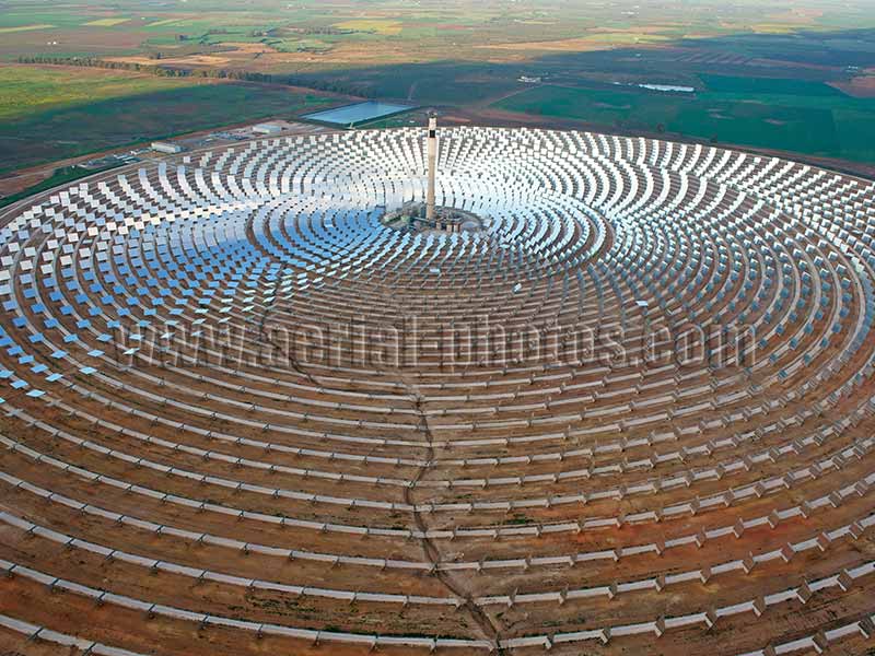 AERIAL VIEW photo of a concentrated solar power plant, Gemasolar, Andalusia, Spain. VISTA AEREA, energía termosolar de concentración, Andalucia, España.